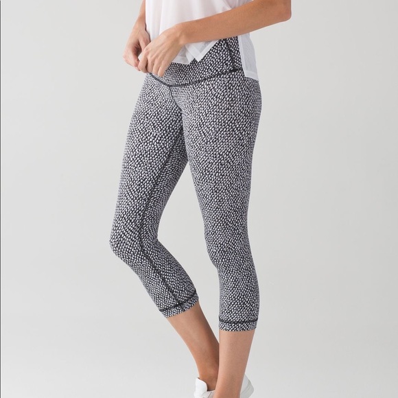 lululemon athletica Pants - Lululemon Wunder Under Cropped Leggings